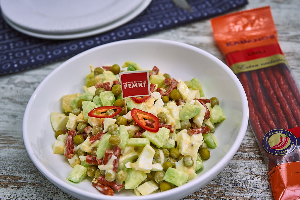 Салат с авокадо и колбасками KABANOS CHILI - рецепт от Ремит
